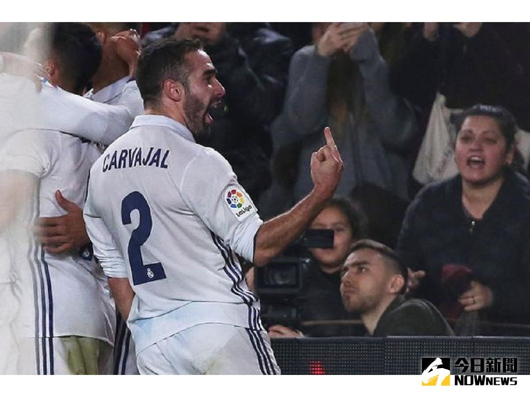 皇馬後衛Dani Carvajal在球隊驚險逼和世仇巴薩後向看台比中指，被攝影機清楚捕捉。（圖／翻攝自英國每日鏡報）