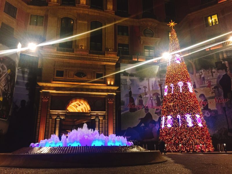 ▲台北文華東方酒店打造北市最高耶誕樹，後方還有法國印象派畫家喬治．修拉的經典畫作。（圖／台北文華東方酒店）