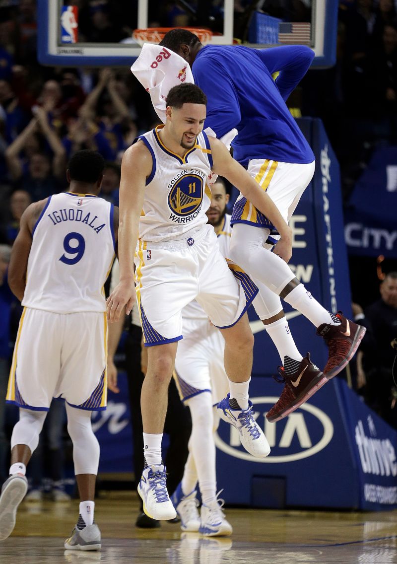 Thompson今天手感超級火燙，跟他擊掌的隊友要小心了。（圖／美聯社／達志影像）