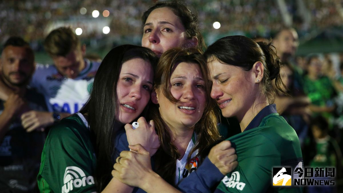 ▲查比高恩斯球隊的球迷聚集在球隊主場，為不幸喪生於空難的球員們哀悼。（圖／達志影像／美聯社）