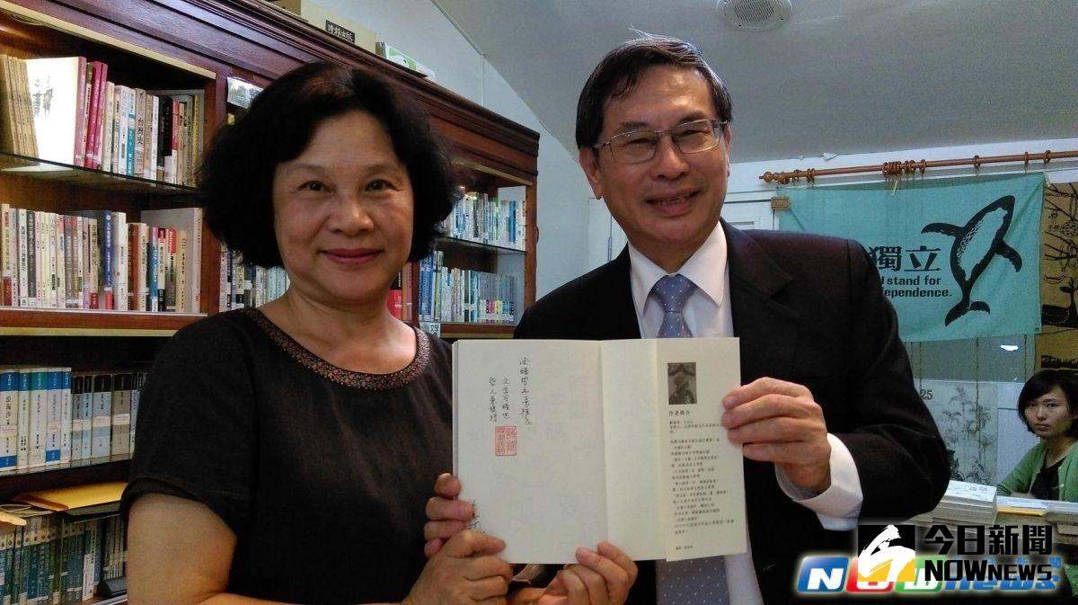 ▲作家顧德莎（圖左）贈嘉義巿長涂醒哲「時間密碼」詩輯，書頁提上「文學可醒世、哲人愛讀書」表達對巿長的期許。（圖／記者 邱嘉琪攝）