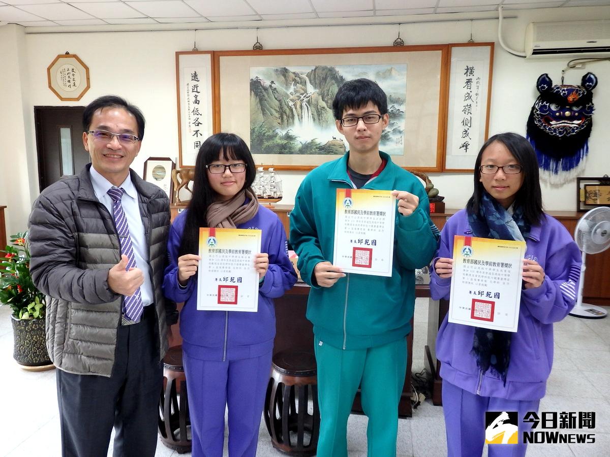 105學年度中投區高中數理學科能力競賽辦理完畢，國立竹山高中榮獲高中數理能力學科競賽三「佳作」，打破校史紀錄，校長陳漢銘（左起）與蘇品蓁、余宏潤、吳曼瑄三位同學開心合影！