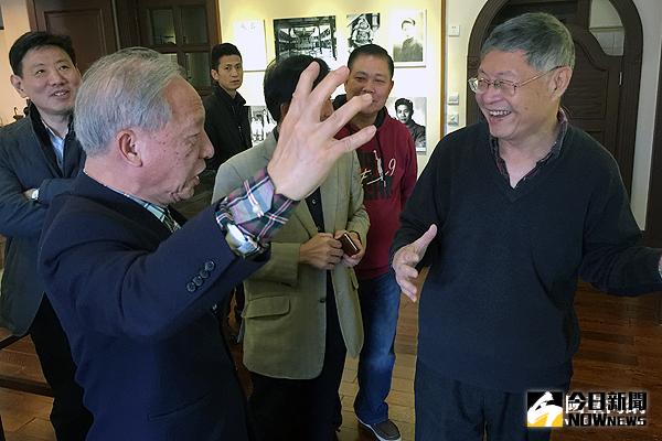 台灣書法家陳維德、陳志聲參觀位於北京台灣街五桂樓林獻堂抗日事跡陳列館的林正亨圖片展，高歌一曲岳飛的『滿江紅』。