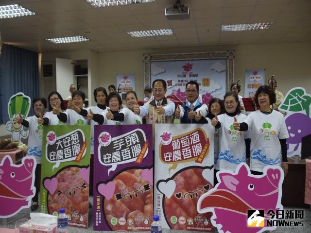 大安區農會各項農特產品的加工開發，在國內樹立屹立不搖口碑，總  朝事蔡建宗以「阿母的手」，二十日公開表揚十位默默耕耘的家政媽  媽。記者陳榮昌／攝