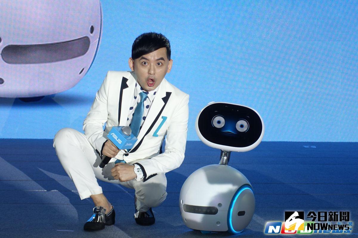 ▲華碩Zenbo表情相當吸睛，跟著黃子佼一起面露驚訝。（圖／記者陳敬哲攝,2016.12.21）