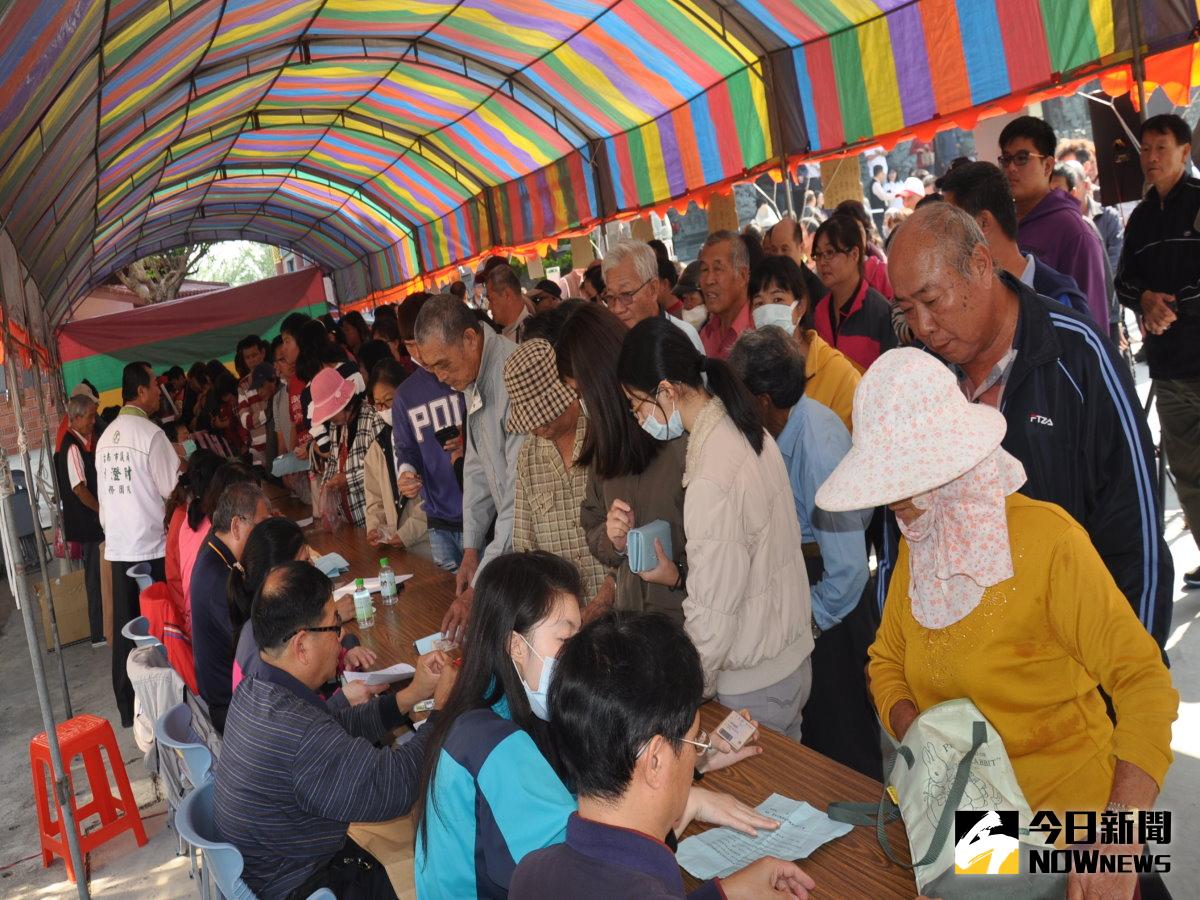 由台南紡織董事長侯博明3昆仲以其父侯永都之名設立的侯永都基金會，在北門區仁安宮舉辦冬令慰問金發放活動。