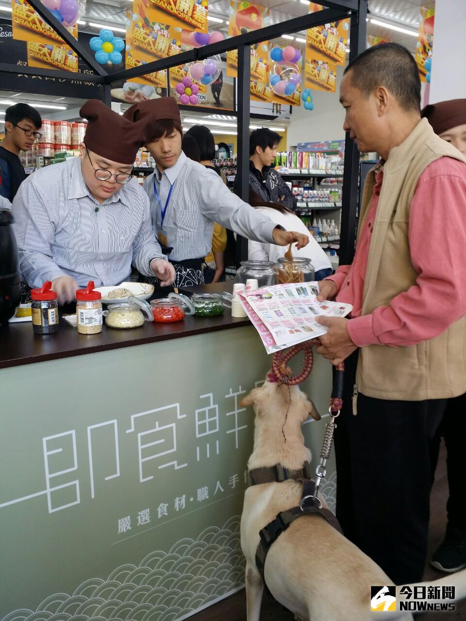 ▲寶羅寵品店試辦手作鮮食，飼主帶毛小孩等候現作現享用。（圖／金武鳳攝）