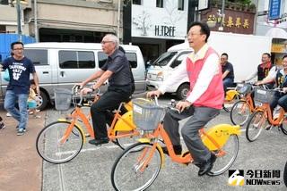 ▲彰化縣長卓伯源與捷安特劉金標董事長於簽約後，和與會貴賓騎乘YouBike微笑單車繞行員林市區。（圖／記者鄧富珍攝）