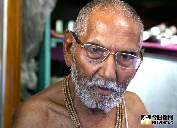 ▲席瓦南達已經120歲，他也透露自己長壽的秘訣。（圖／翻攝自mirror）