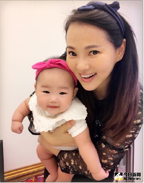 伊能靜和女兒米粒。