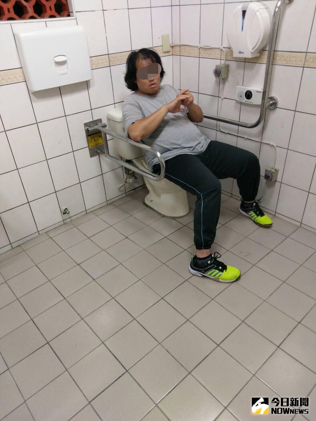 ▲台北捷運劍潭站1號出口29日發生隨機攻擊事件，一名31歲患有精神病的林姓男子，疑不滿遭母親強制就醫，竟揮拳打傷一名18歲女大生及50歲婦人，林男犯案後逃逸，警方在雙溪公園殘障廁所中找到他。（圖／士林分局提供）