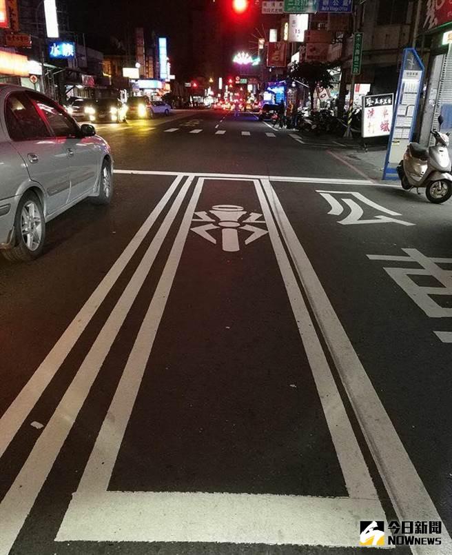 ▲機車等待區畫這樣　網友：政府真幽默。（圖／翻攝自臉書）