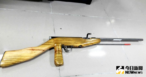 ▲苗栗縣南庄鄉3日深夜11點多發生一起獵槍走火事件，20歲酆姓男子遭子彈貫穿右胸，送醫搶救仍宣告不治。（圖／翻攝畫面）