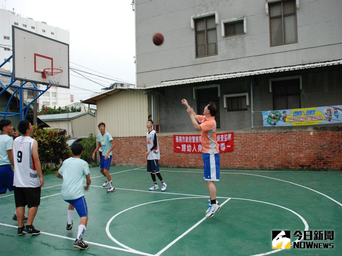 台南市警局佳里分局清理分局後方閒置空地，闢建為半場的籃球場及小公園，慶祝球場啟用，分局員警與社區學校學生舉行3對3鬥牛賽。