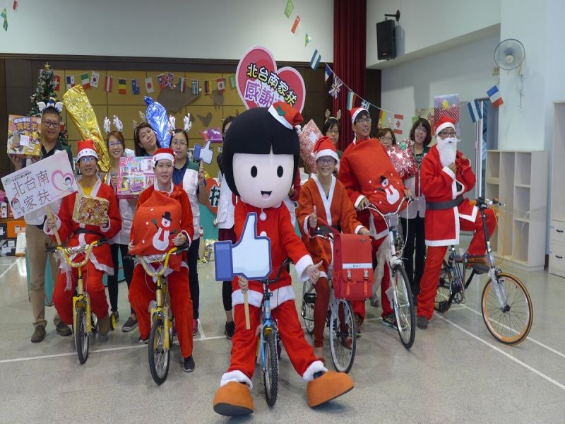 為了讓家扶兒童也能獲得聖誕禮物，茉莉二手書店營運長戴莉珍與員工策劃「童畫心願‧默力送愛」活動，共募得400份禮物送家扶兒過聖誕。