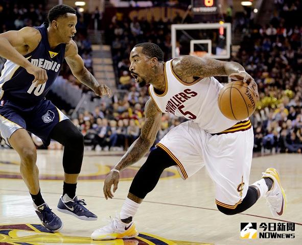 ▲J.R. Smith（右）在上半場飆分幫助騎士奠定勝基。（圖／美聯社／達志影像）