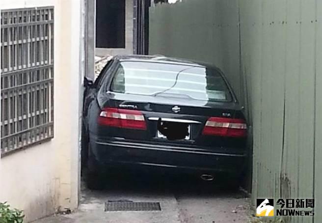 ▲天窗的重要性，轎車卡死在巷子口。（圖／翻攝自爆料公社）