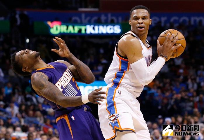 ▲Russell Westbrook（右）在18日傳出生涯新高22次助攻，並拿下職業生涯第50次大三元。（圖／美聯社／達志影像）