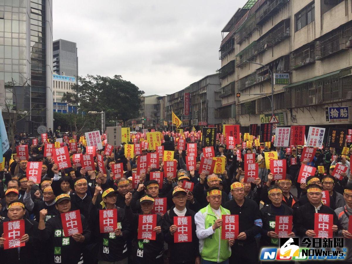 ▲中藥商在一個月內二度包圍衛福部抗議，要爭依固有成方調配膏、丹、丸、散的權力。（圖／記者陳鈞凱攝,2016.12.7）