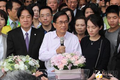 前總統陳水扁（前中）24日到台南市參加女兒陳幸妤（前右）的牙醫診所開幕，公開致詞祝賀。中央社記者楊思瑞攝  105年12月24日