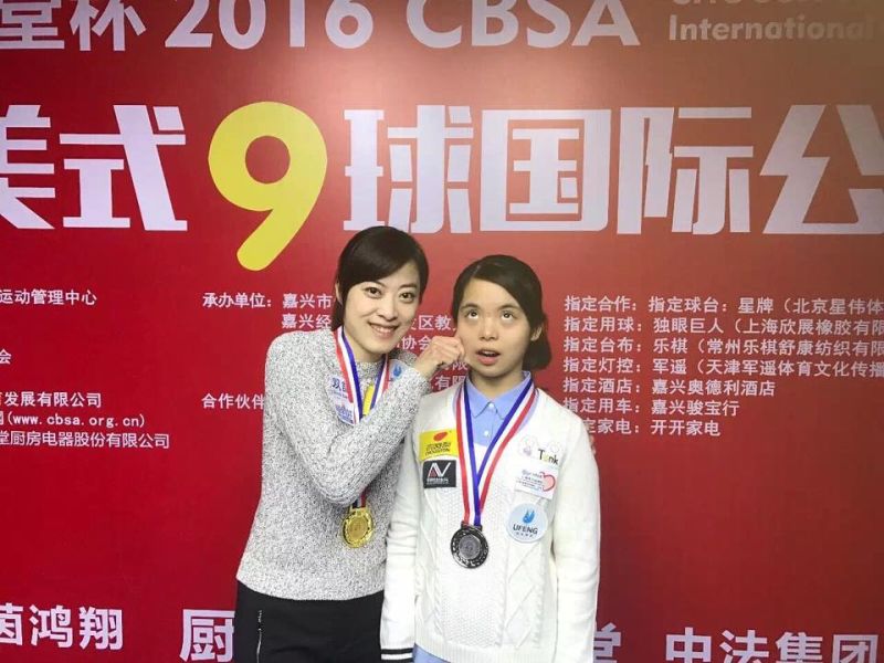 周婕妤（左）俏皮地捏著高徒陳佳樺的臉。