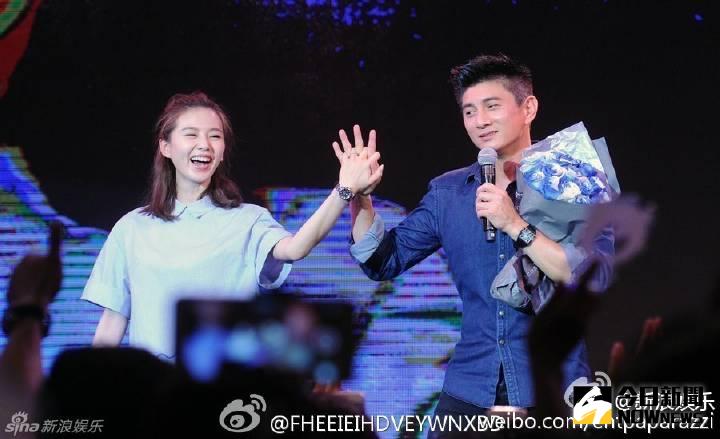 ▲劉詩詩（左）與吳奇隆婚後感情穩定，女方還曾現身歌友會支持，對於開設夫妻店可能，也沒有把話說死。（圖／翻攝自新浪娛樂微博，2016.12.13）