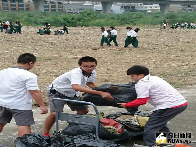 ▲立新國中學生在大里溪淨灘。（圖／林重鎣攝）