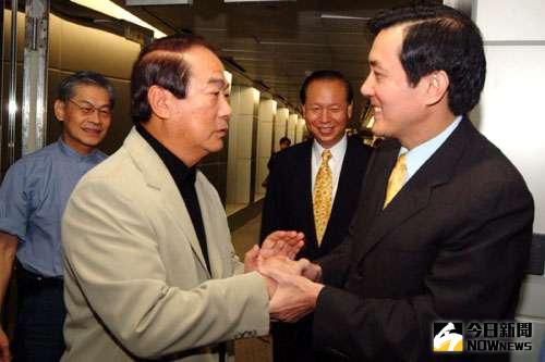 ▲親民黨秘書長秦金生(後中)在世時曾推動國親合作，對於秦金生8日因心肌梗塞辭世，國民黨表達哀悼之意。（圖／翻攝自網路）