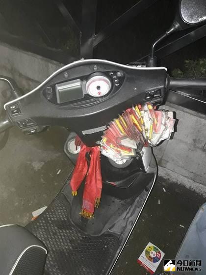 ▲機車龍頭下塞出滿滿的平安符，讓網友笑虧「業障有多重？」。（圖／翻攝自臉書）