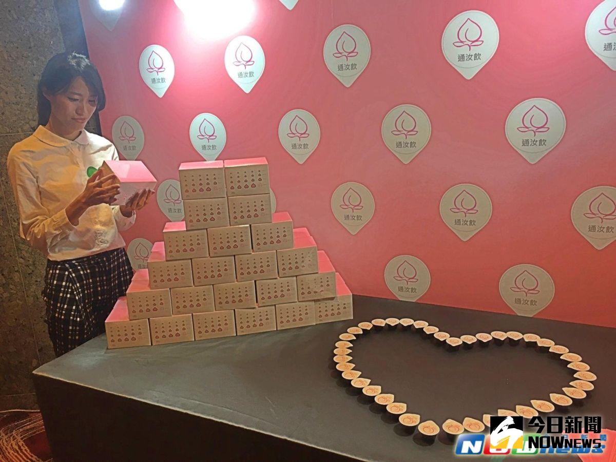 ▲仙桃牌積極搶攻女性保健市場，最新研發推出「通汝飲」，可調理女性6大生理問題，採用20公克膠囊包裝，並以桑椹、檸檬汁、蜂蜜調味，顛覆大眾對於傳統中藥飲品的想像。（圖／記者彭夢竺攝，2016.12.28）