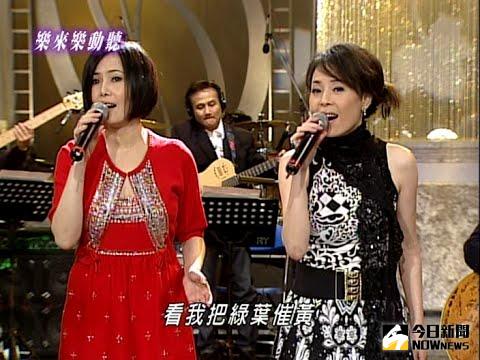 ▲60歲女星江淑娜（右）在2014年曾因「篤信妙蟬」，還在跪拜時抖動狂哭掀議，如今消失演藝圈，對此江蕙（左）曝光過往互動，稱曾因想自己一人看電視而將她趕回家。（圖／NOWnews資料照）