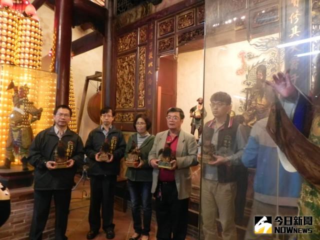 市訂古蹟─大甲文昌祠，為展開整修工程，昨日區長劉來旺、文資處  課長王文郁率領公所課室主管，請內諸神安座於孔門活動中心，祭典  隆重。記者陳榮昌／攝