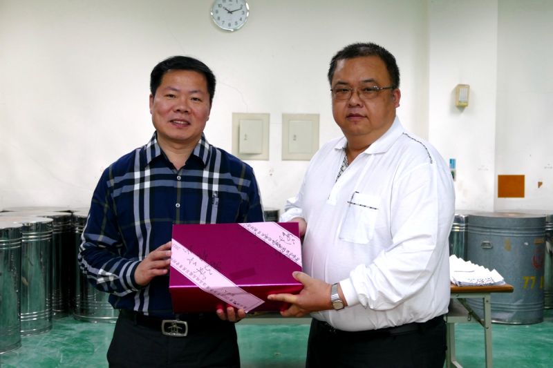 南投縣鹿谷農會105年凍頂烏龍冬茶大賽，由鹿谷農會理事長曾文東、總幹事林義能共同冬茶賽名碼拆封發榜，宣布茶農林如厥在6561件比賽茶中脫穎而出，榮登「特等獎」寶座。