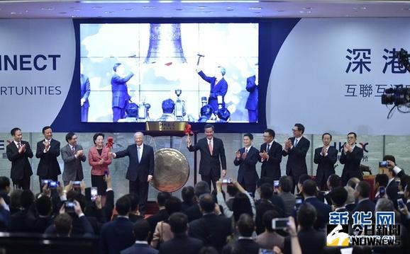 12月5日，香港特區行政長官梁振英（右六）和港交所主席周松崗（左五）共同為當日首筆交易鳴鑼開市。