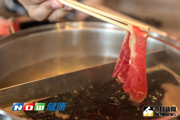 ▲專家指出，加工火鍋料熱量超高，加上肉類跟沾醬，一頓吃到飽火鍋熱量可能就超過2500大卡熱量。（圖／ingimage）
