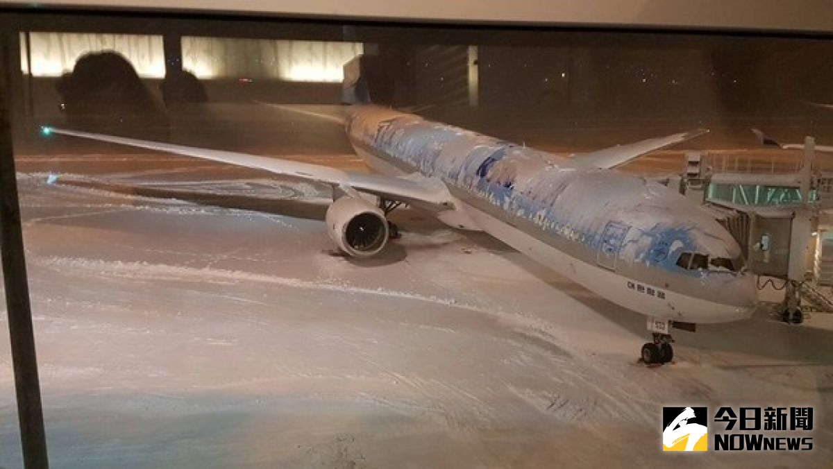 ▲日本北部昨日暴雪下了一整晚，北海道札幌新千歲機場因跑道積雪關閉，當局於昨日下午3時許宣布關閉機場。從昨日到現在多班飛往香港航班停飛，共有3000名旅客通宵滯留機場。（圖／翻攝自網路）