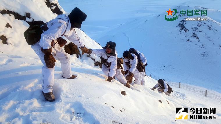 駐守在此的阿勒泰軍分區塔克什肯邊防連官兵在極寒條件下頂風雪、爬雪山、翻大板前往邊界執行巡邏任務。