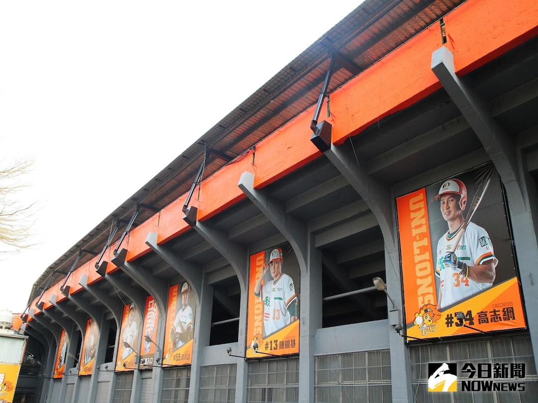 ▲統一獅台南主場外觀全新粉刷，並附上球星看板。（圖／獅隊提供）