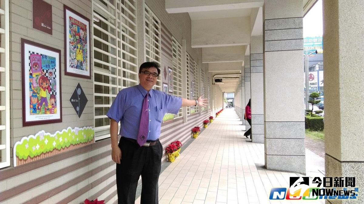 ▲嘉義巿政府稅務局「小才子租稅藝術走廊」打造完成，局長楊文榮介紹牆上有租稅繪畫比賽的國小學童作品，可欣賞可宣導一舉兩得，地上整排聖誕紅，為長廊添上佳節喜慶氛圍，局長楊文榮歡迎大家來走走參觀，也建議新人可以來拍婚紗。（圖／記者 邱嘉琪攝）