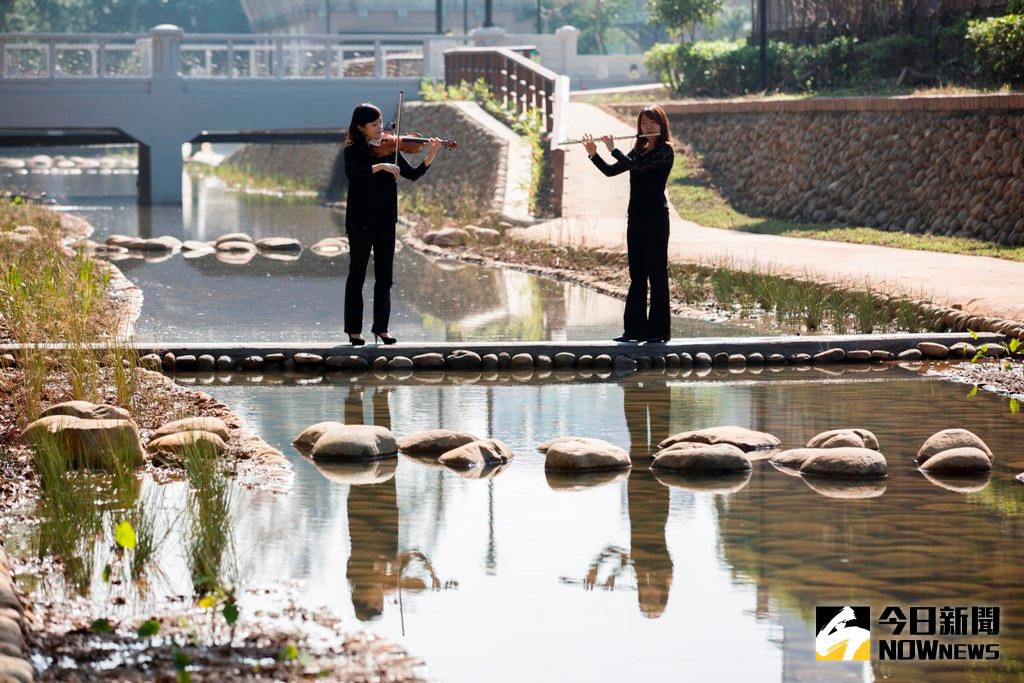 ▲新竹市護城河親子公園啟用，美麗的護城河畔也吸引許多情侶散步談心 。（圖／新竹市政府提供）