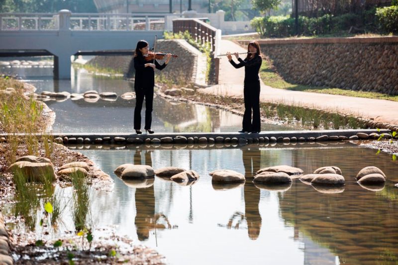 ▲新竹市護城河親子公園啟用，美麗的護城河畔也吸引許多情侶散步談心 。（圖／新竹市政府提供）