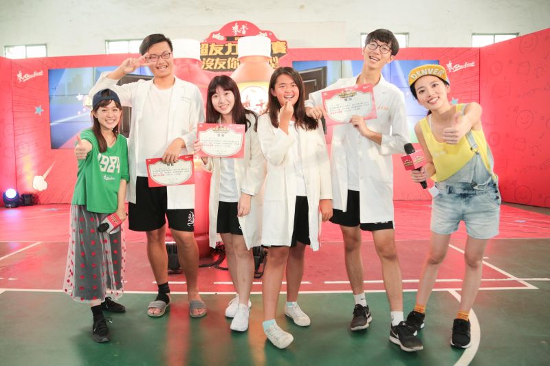 ▲武陵高中超友力擂台賽冠軍隊伍「噗!」與阿諾、151合照。（圖／公關照片）