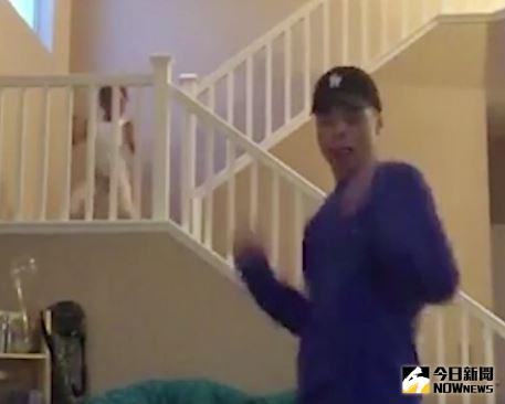 ▲哥哥自拍跳舞　爆點卻在身後的妹妹。（圖／翻攝自Daily Mail）