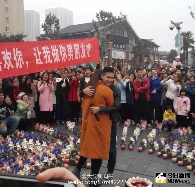 水果也算表白神器了啊！前有柚子表白成功，現有蘋果表白。