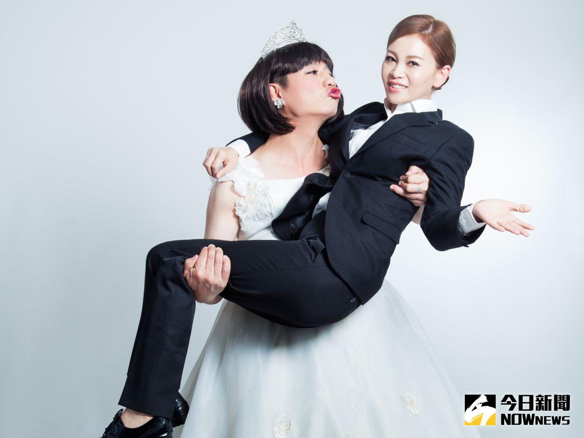 ▲陳隨意（左）、謝宜君歡慶結婚18周年，搞笑男女變變變。（圖／法緹婚禮提供，2016.12.12）