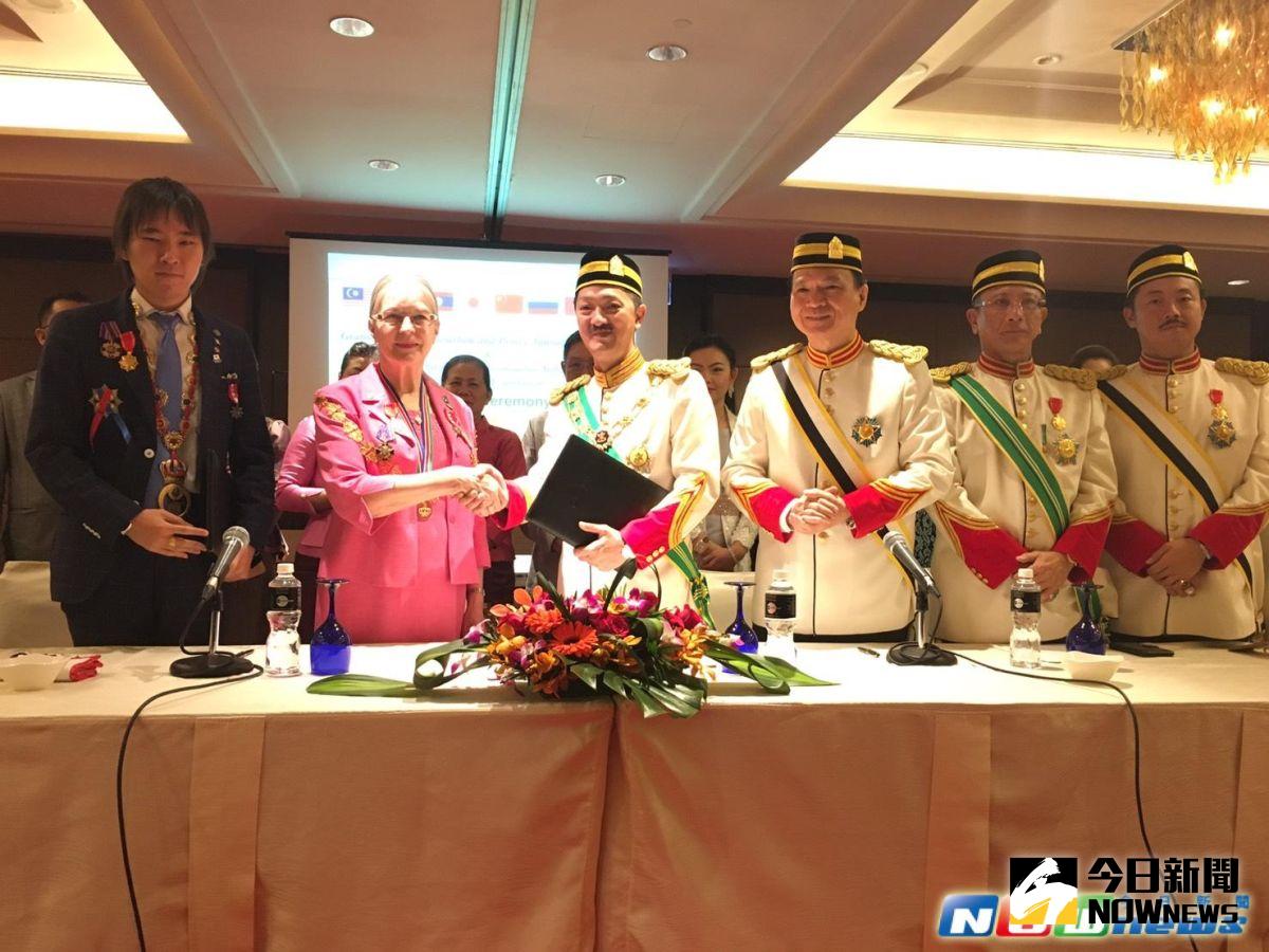 ▲拿督斯里太平紳士愛新覺羅 毓昊（左三）今（14）日與波旁王朝義大利女皇與王子基金會簽訂合作備忘錄，宣布正式成立皇家和平基金會。（圖／記者彭夢竺攝，2017.1.14）