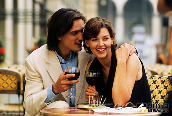 夫妻睡前這樣聊天最增進感情。