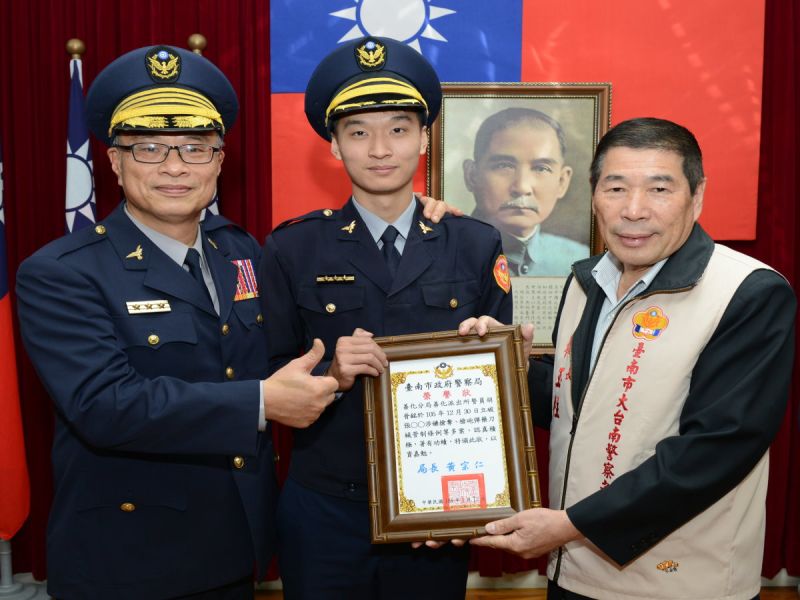 台南市政府警察局表揚105年11月份員警好人好事優良事蹟，計有18件28人獲獎，由市警局長黃宗仁頒獎表揚。
