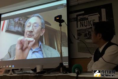 1988年1月棄職逃到美國，導致我國核武研發計畫毀於一旦的前中科院核研所副所長張憲義，在沈默近30年之後，最近接受中研院近史所研究員陳儀深（右）的訪問，完成「核彈！間諜？CIA」一書。出版社9日舉行新書發表會，並讓張憲義（後）以網路視訊方式，對國內現身說法。中央社記者徐肇昌攝  106年1月9日