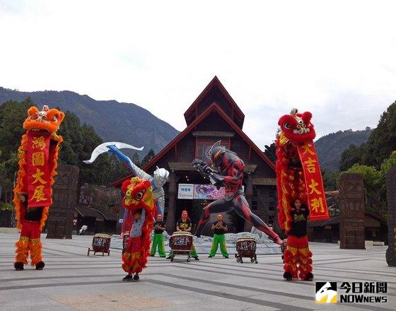 ▲鹹蛋超人正名為「奧特曼英雄」在九族文化村登場。〈記者吳素珍攝〉